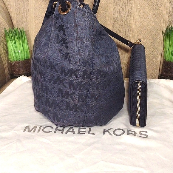 Bundle of Michael Kors Monogram Canvas Navy Tote & Continental Wallet Wristlet - Picture 5 of 16